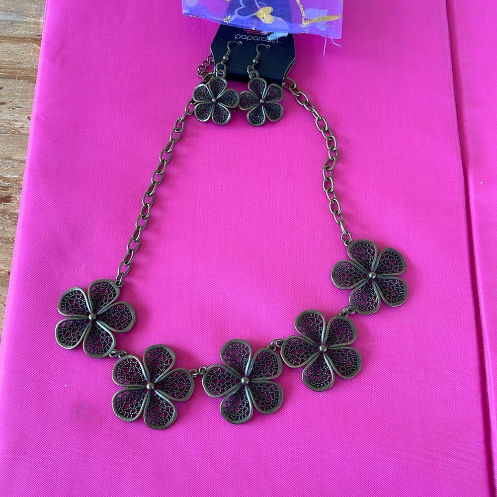 Beautiful cooper color flower necklace set with dangle earrings